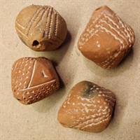 Smukke dekorerede gamle ler perler, Afrikanske.